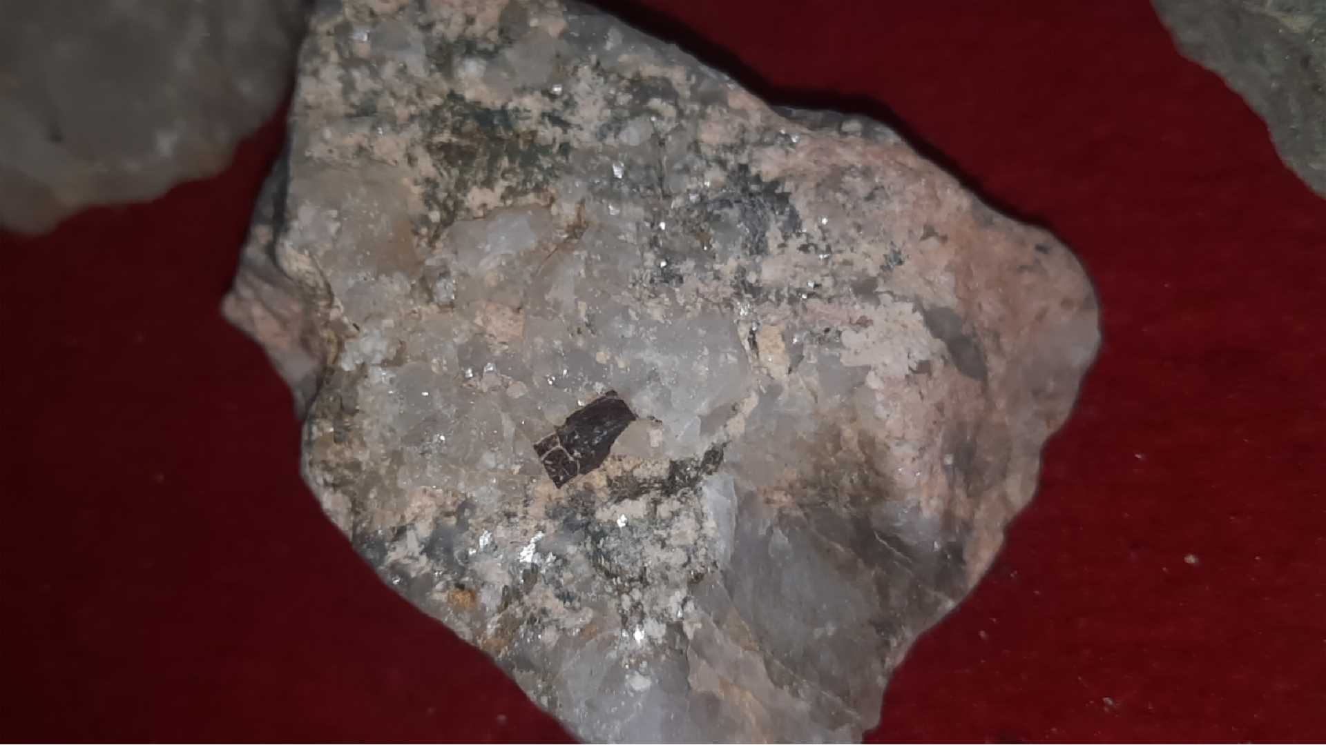 احجار متنوعه