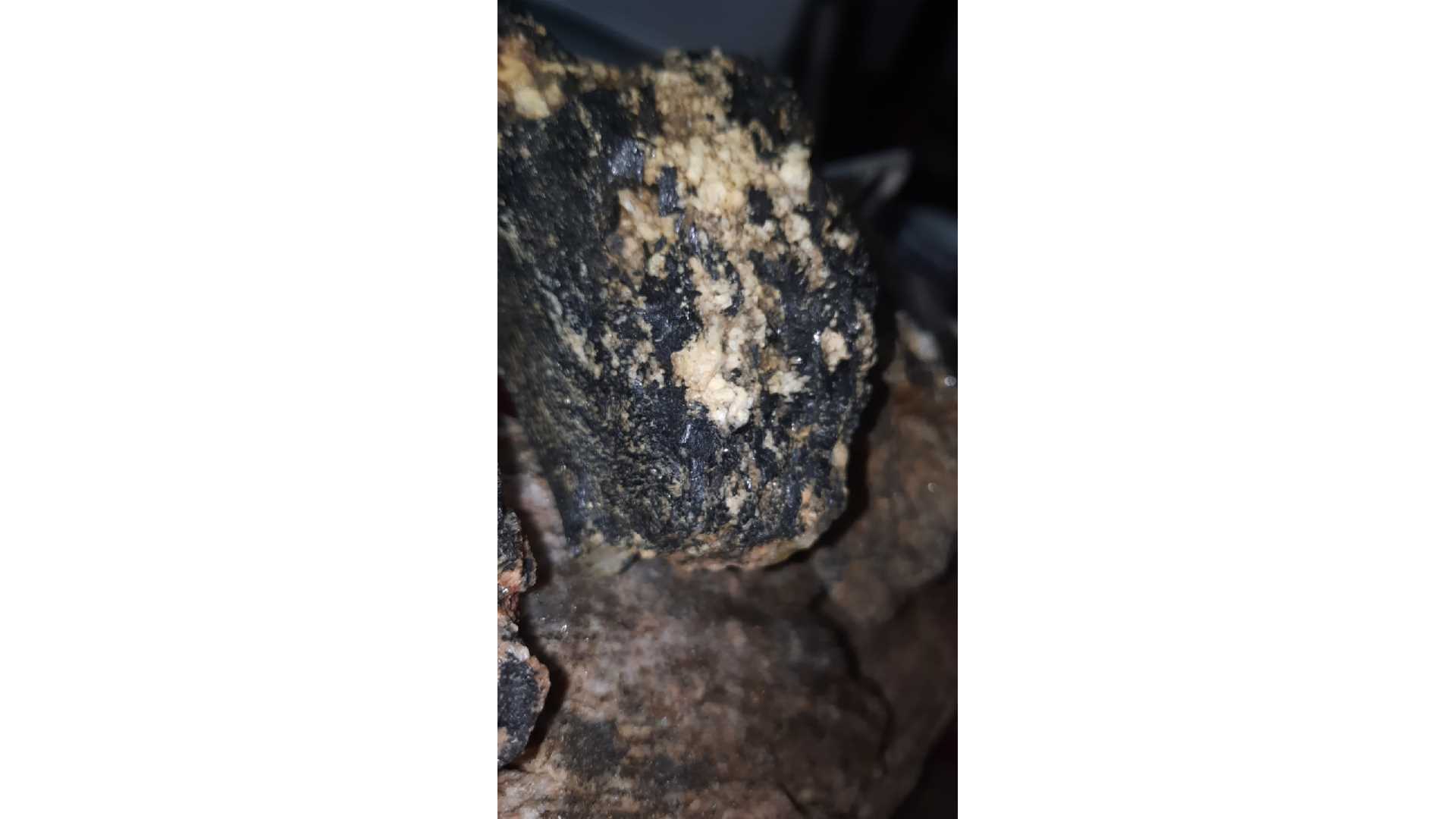 احجار متنوعه