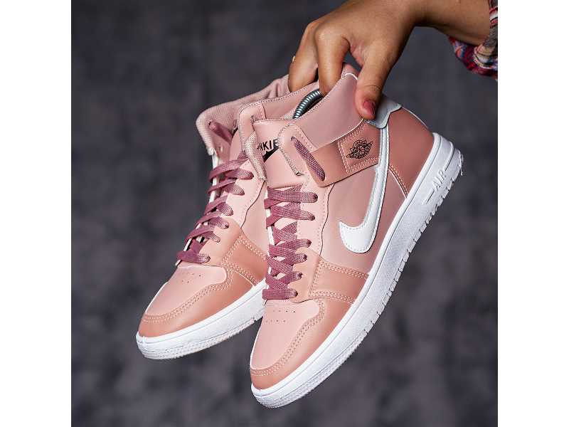 كوتشي اير جوردن هاف حريمي بينك